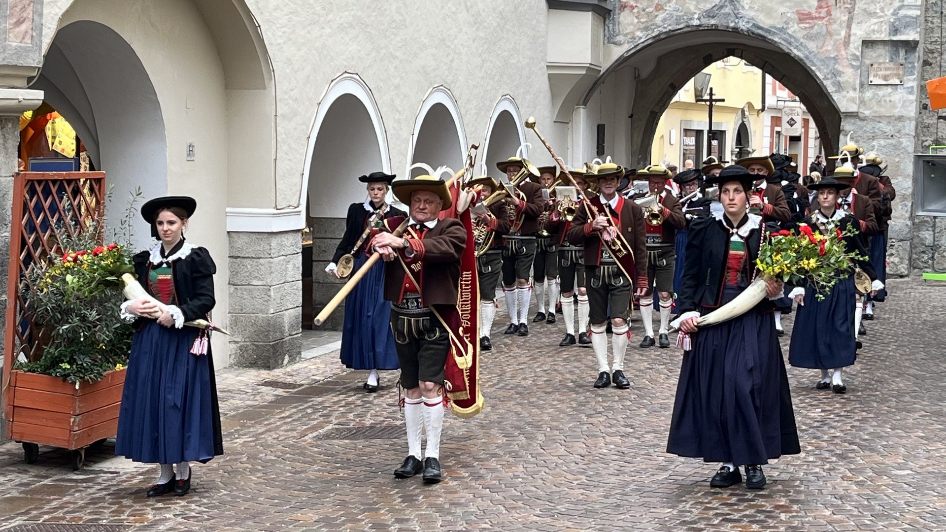 Celebrando la fede - Bressanone ricorda la traslazione delle reliquie dei santi Cassiano e Vigilio Celebrando la fede - Bressanone ricorda la traslazione delle reliquie dei santi Cassiano e Vigilio