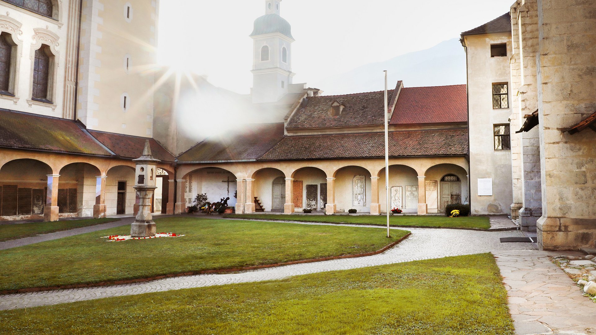 Chiesa Parrocchiale e Vecchio Cimitero Chiesa Parrocchiale e Vecchio Cimitero