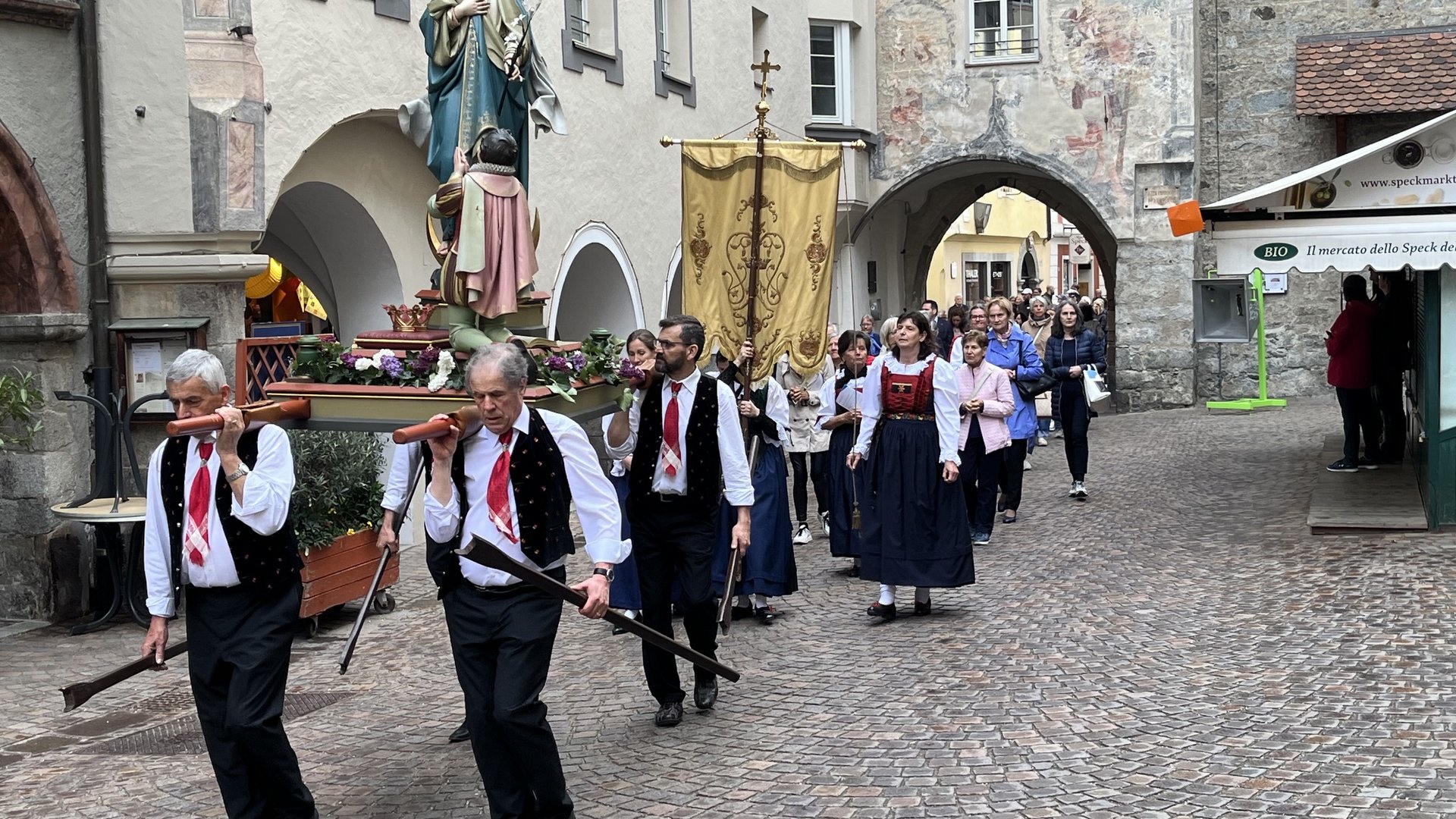 Celebrando la fede - Bressanone ricorda la traslazione delle reliquie dei santi Cassiano e Vigilio Celebrando la fede - Bressanone ricorda la traslazione delle reliquie dei santi Cassiano e Vigilio