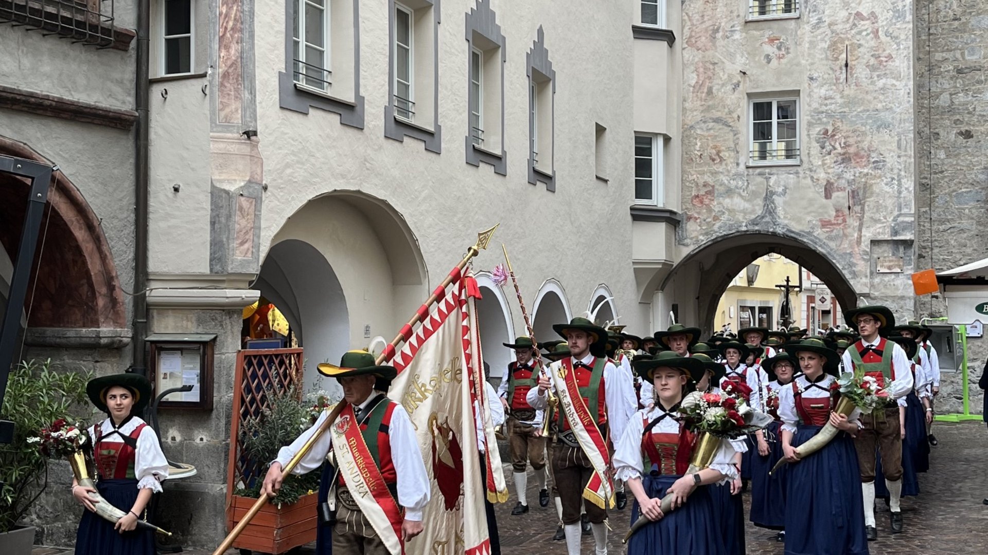 Celebrando la fede - Bressanone ricorda la traslazione delle reliquie dei santi Cassiano e Vigilio Celebrando la fede - Bressanone ricorda la traslazione delle reliquie dei santi Cassiano e Vigilio