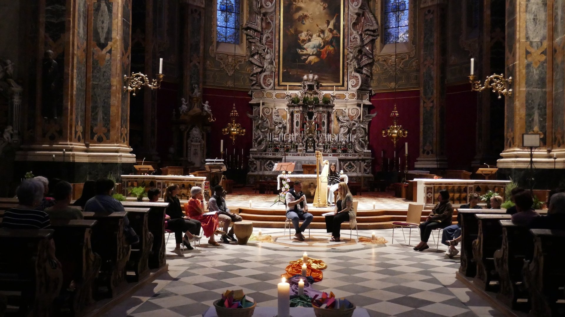 Testimonianze di fede, incontri e condivisione nel segno del motto “CUORaggio” nel Duomo di Bressanone Testimonianze di fede, incontri e condivisione nel segno del motto “CUORaggio” nel Duomo di Bressanone